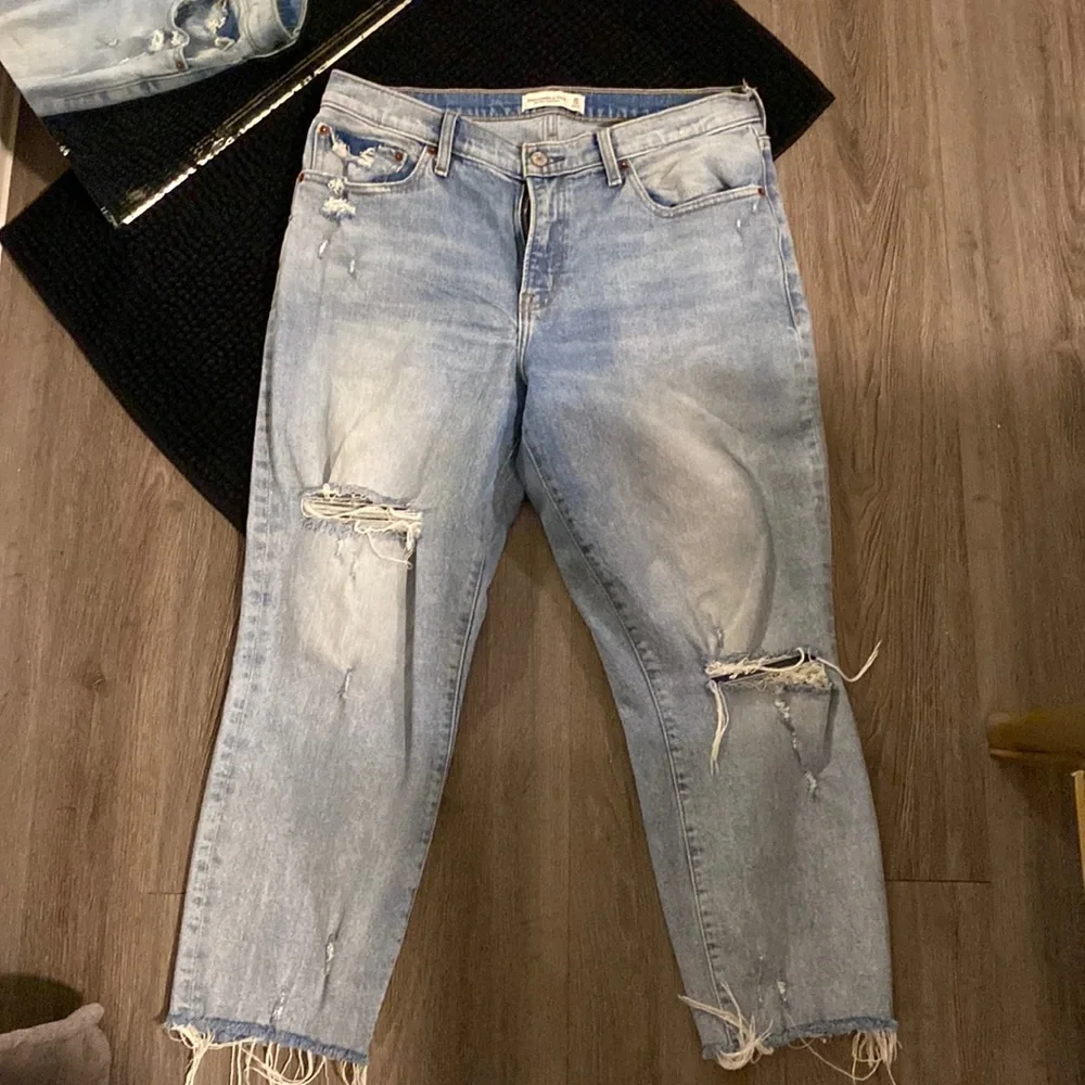 Abercrombie & Fitch Mid Rise Boyfriend Jeans - Picture 1 of 9